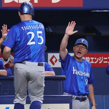 DeNA 相川監督リクエスト成功 判定が覆り松尾は三塁打に サイクル安打に王手、二塁打を残すのみ