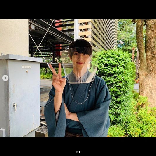 横浜流星、和装＆フェイスシールド姿で新ドラマ撮影再開を報告「幸せです」＜私たちはどうかしている＞