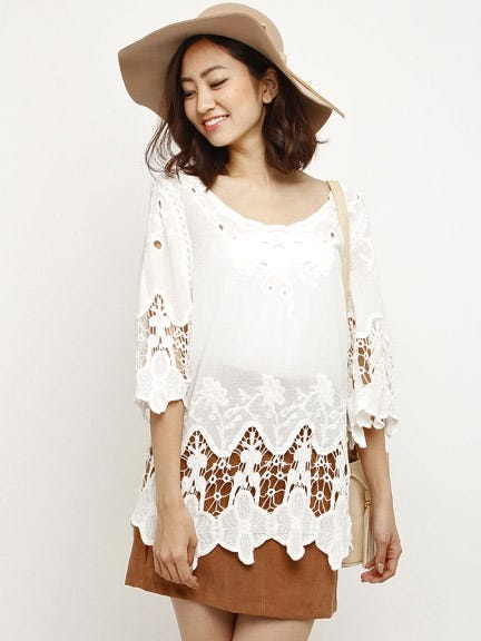 エンブロイダリーチュニックブラウス「LocoChica(ロコチーカ)」3,456円(税込)/画像提供:モバコレ