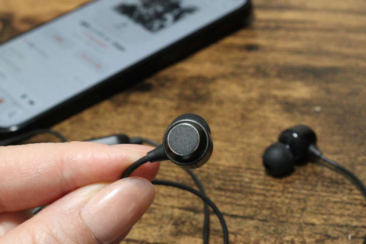 ダイソー アルミニウムワイヤレスイヤホン(BT008、ブラック) ダイソーのクオリティの高いアルミニウムワイヤレスイヤホン(BT008、ブラック)