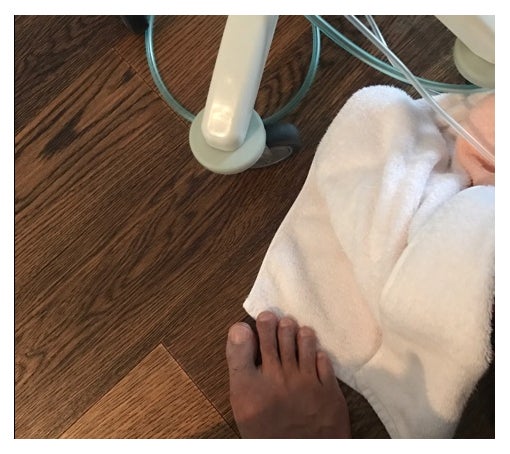 「タオルの下にまおの足」／市川海老蔵オフィシャルブログ（Ameba）より