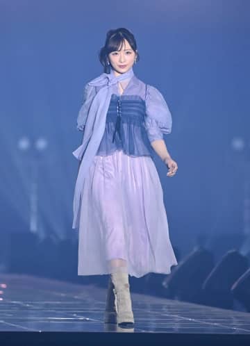 小栗有以 柔らか紫コーデが可愛すぎて困る…投げキッスでファン魅了