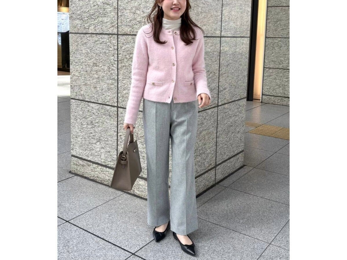 大人の春は「ピンク＆グレー」が正解！ 優しげでエレガントな「きれいめコーデ」はオフィスにも最適