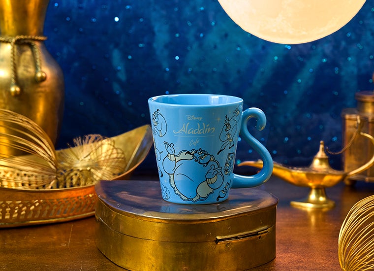 マグカップ税込2,200円※ホットドリンクとセットで購入可能（C）Disney