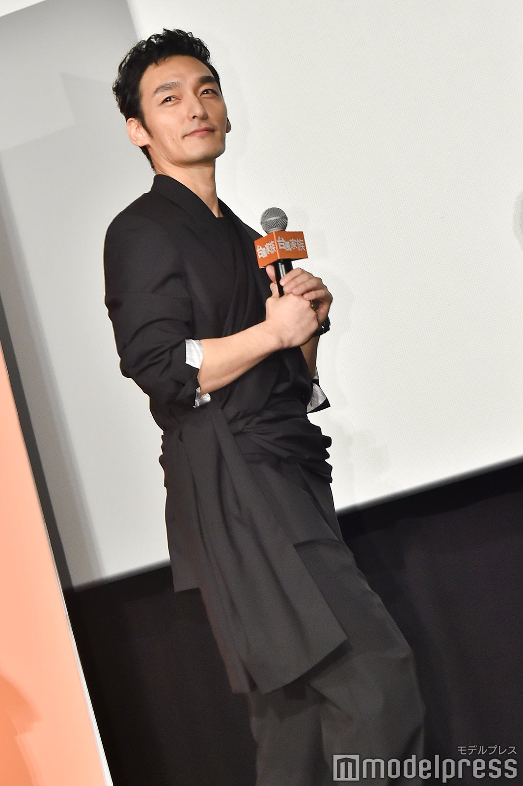 去り際の草なぎ剛 （C）モデルプレス