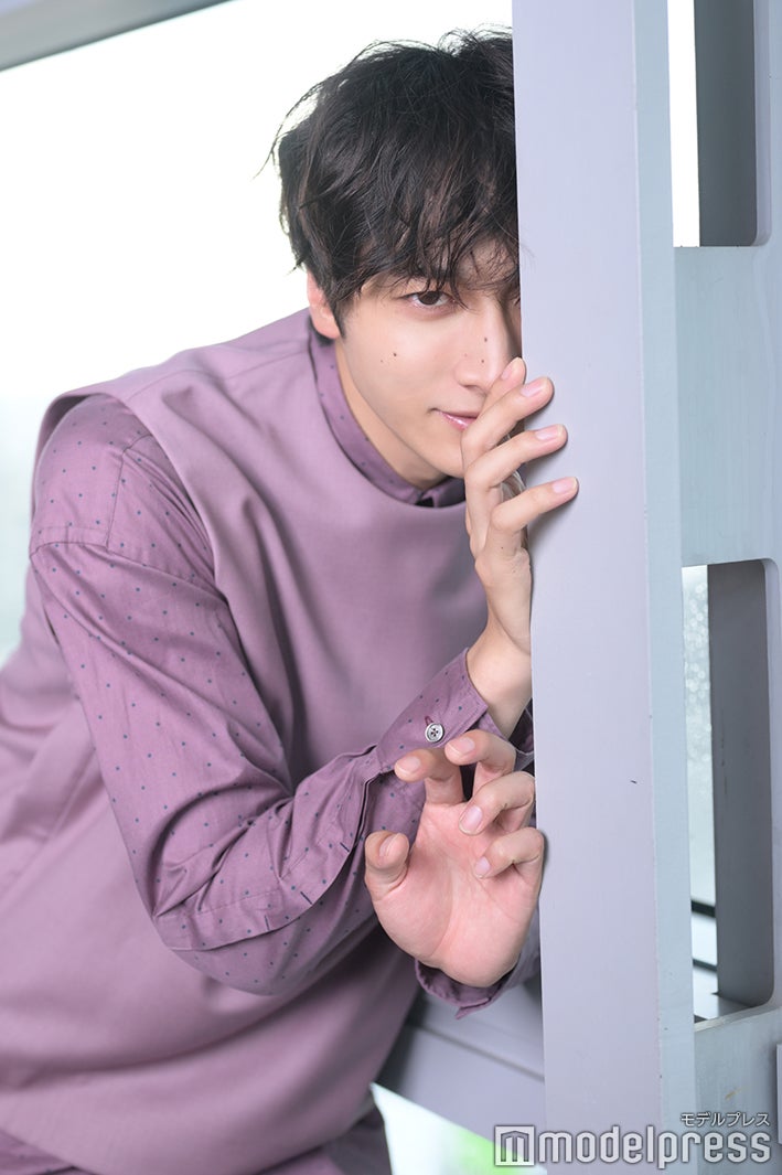 ストーカー役にちなみ「覗いてください！」というリクエストに快く応じてくれた小関裕太（C）モデルプレス