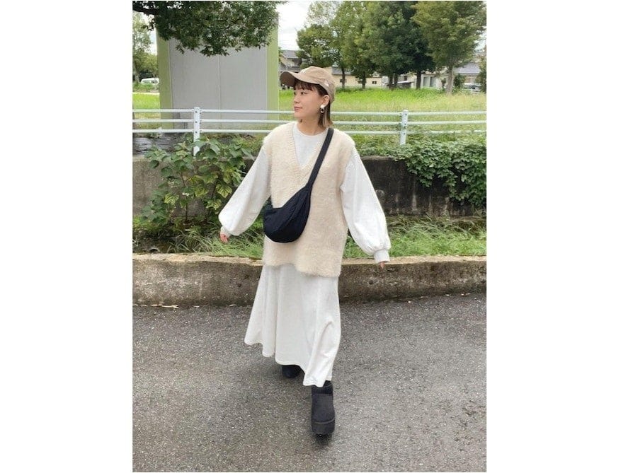 毛足の長いシャギーベストをレイヤードしておしゃれ見え！　出典：WEAR