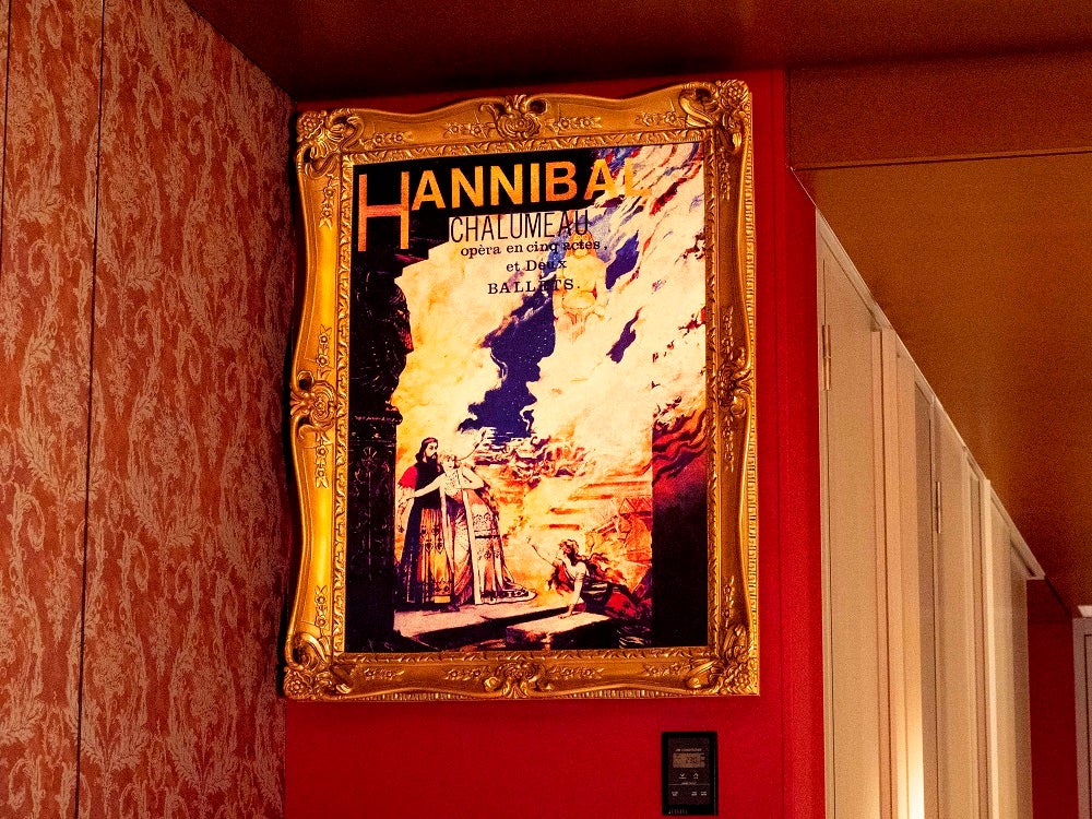 劇中劇「ハンニバル」の額入りポスター／画像提供：JR東日本ホテルズ