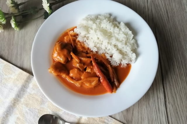 カルディ「スータイ レッドカレーチキン」のカレーライス