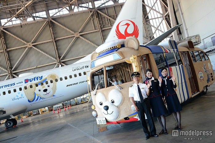 “ダッフィー飛行機”初お披露目&初フライト お揃い“ふわふわバス”も登場で盛り上げる