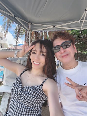 川﨑麻世、21歳年下妻と"沖縄デート"寄り添いショットに「美男美女」「奥さんキレイすぎ」