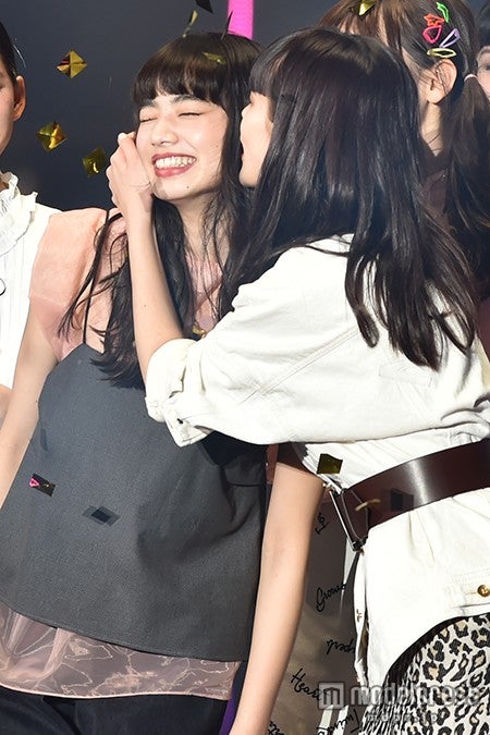 キス／（左から）小松菜奈、emma