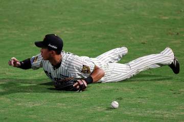 阪神 甲子園に悲鳴…立石が飛球を痛恨落球→三塁進塁を許し犠飛で勝ち越し点を献上