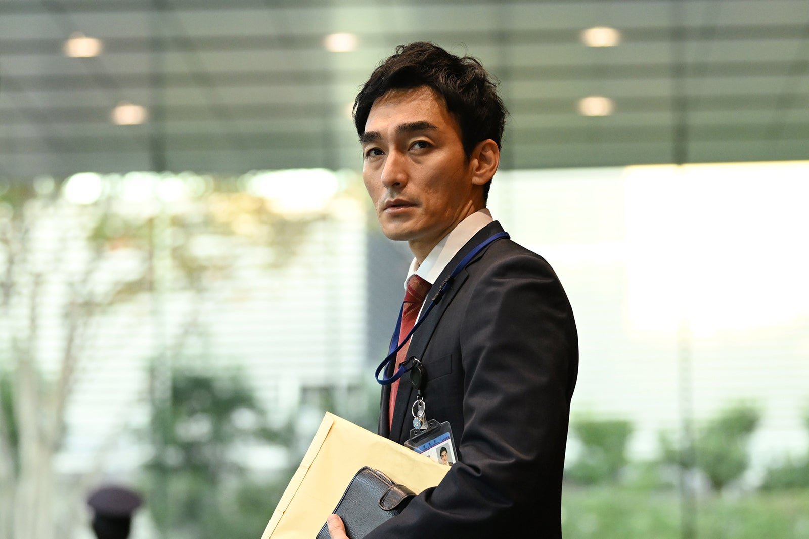 草なぎ剛 「罠の戦争」第3話より（C）カンテレ