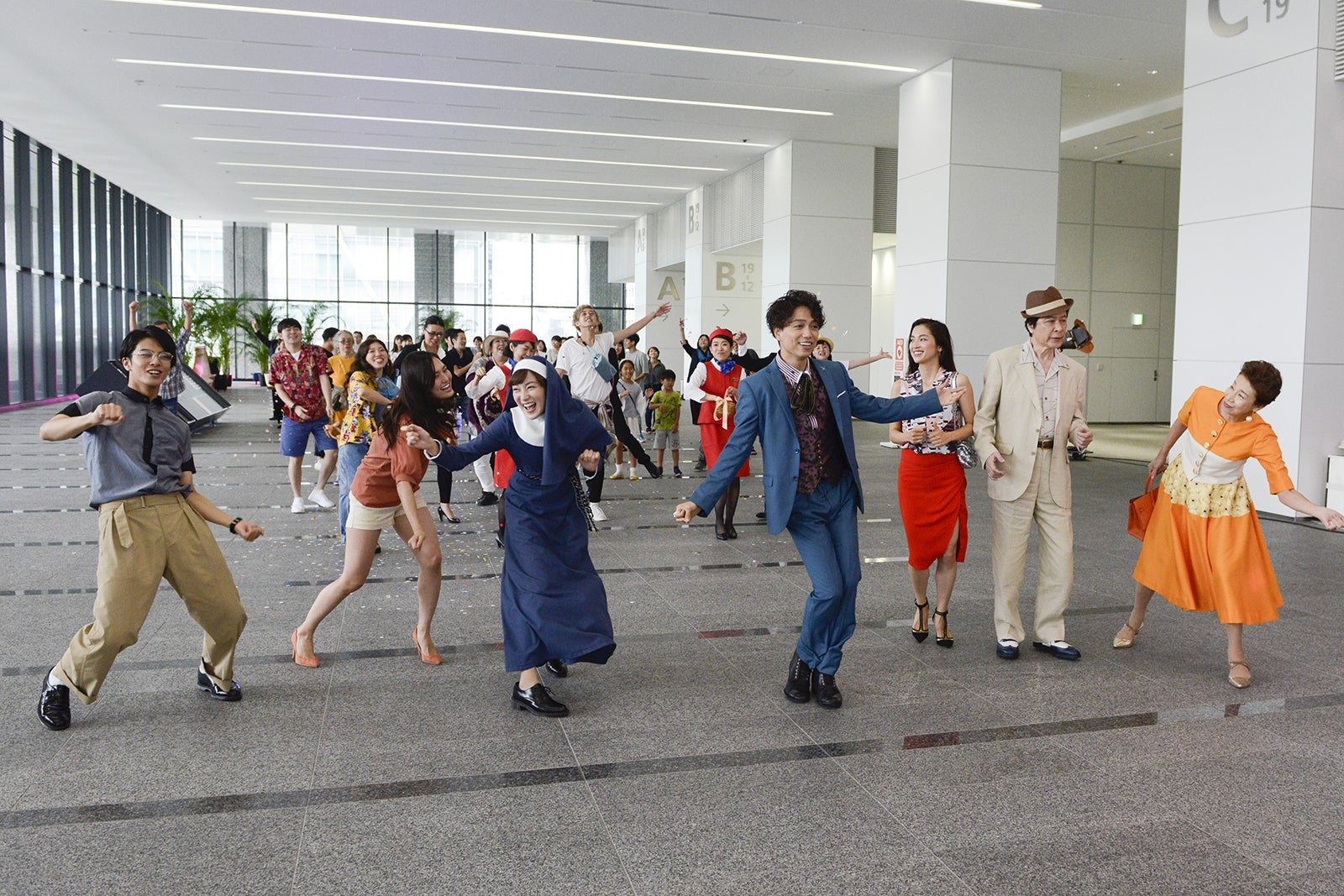 山崎育三郎・高梨臨ら、総勢50名のミュージカルシーンで魅せる＜あいの結婚相談所＞