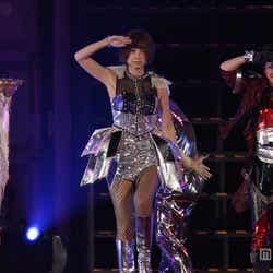 オープニングでダンスパフォーマンスを披露する篠田麻里子/「AKB48 2013真夏のドームツアー~まだまだ、やらなきゃいけないことがある~」福岡公演2日目より(C)AKS