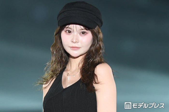 美人YouTuber、前髪なし＆美肩チラリで印象ガラリ「クール系も似合う」「カッコ可愛い」と絶賛の声