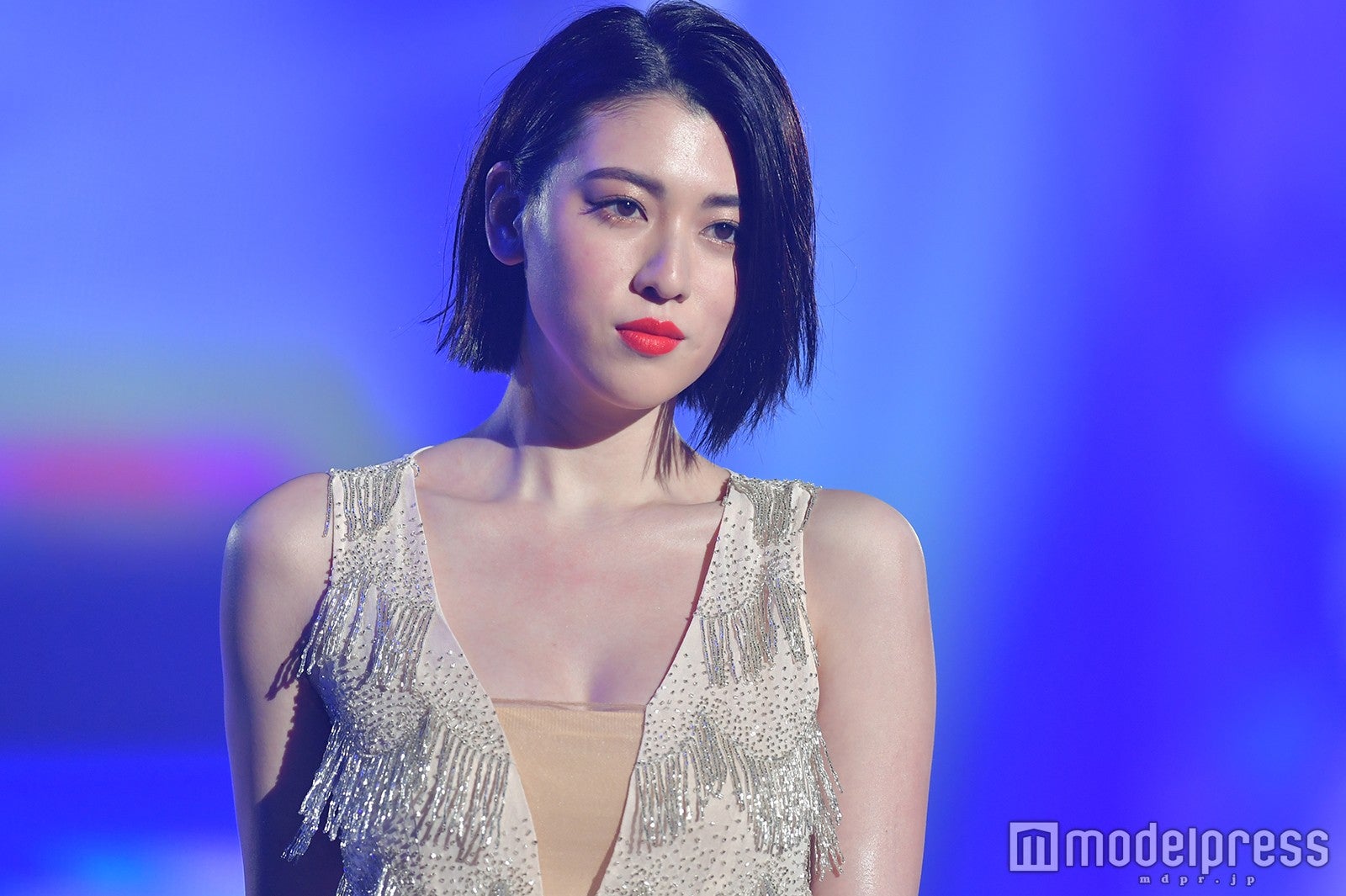 三吉彩花 gif 三吉彩花、美乳チラ見えなモデルショットを公開！ 超ミニ丈 ...