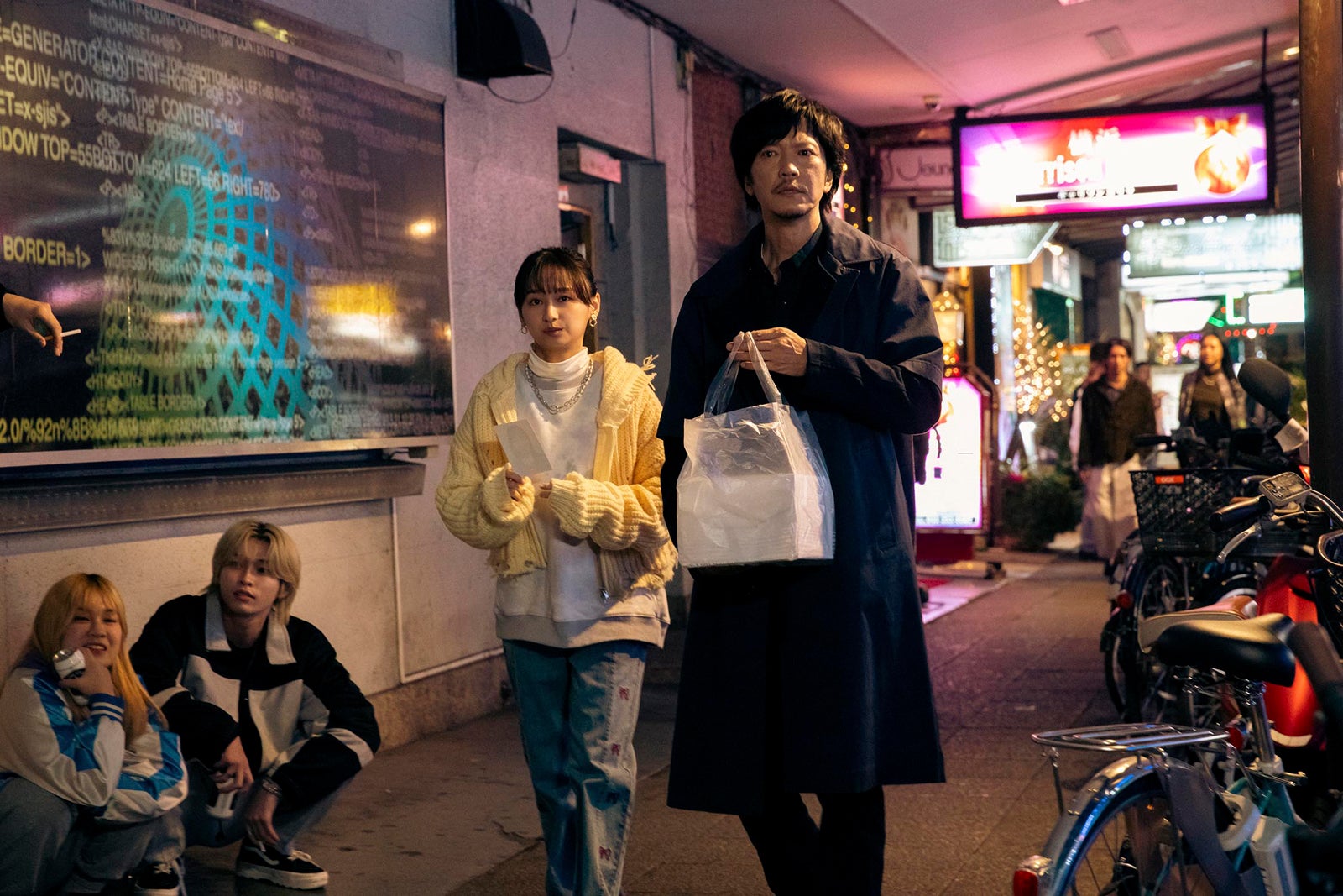 影山優佳、田辺誠一「ハコビヤ」第4話より（C）「ハコビヤ」製作委員会