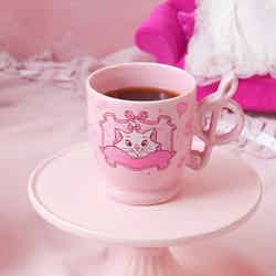 ホットコーヒー、ホットティー、ホットミルク各税込790円(C)Disney