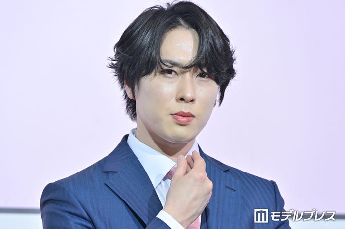 “アンドロイド”になりきる宮舘涼太(C)モデルプレス