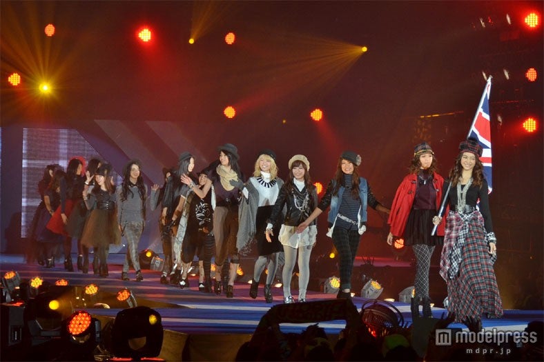 E-Girlsがランウェイに降臨　秋冬ファッションでウォーキング披露