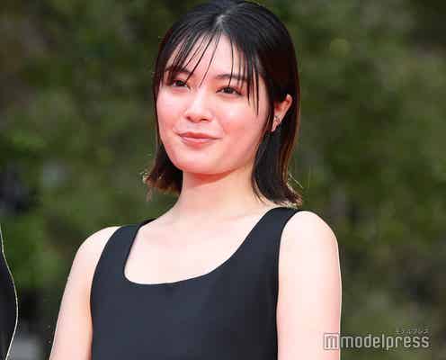 吉田美月喜、美背中オープンドレス姿に視線集中【第37回東京国際映画祭】