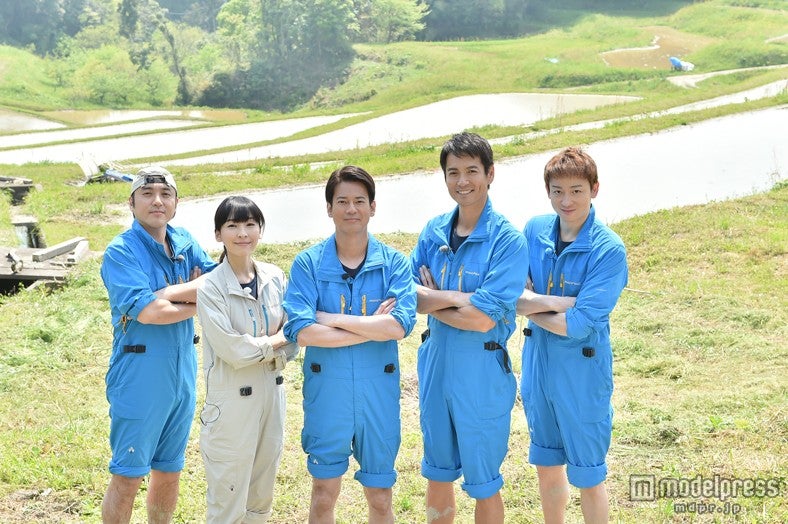 田植えでヒット祈願／左より：ムロツヨシ、麻生久美子、唐沢寿明、沢村一樹、山本耕史（C）TBS