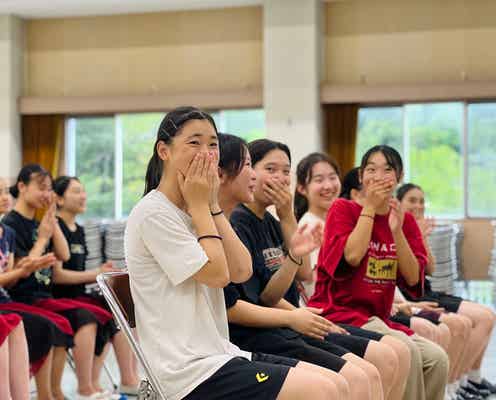 Girls2、高校生との“スペシャルコラボ”をサプライズ発表 生徒から歓声&涙「理解が追いついていないです」