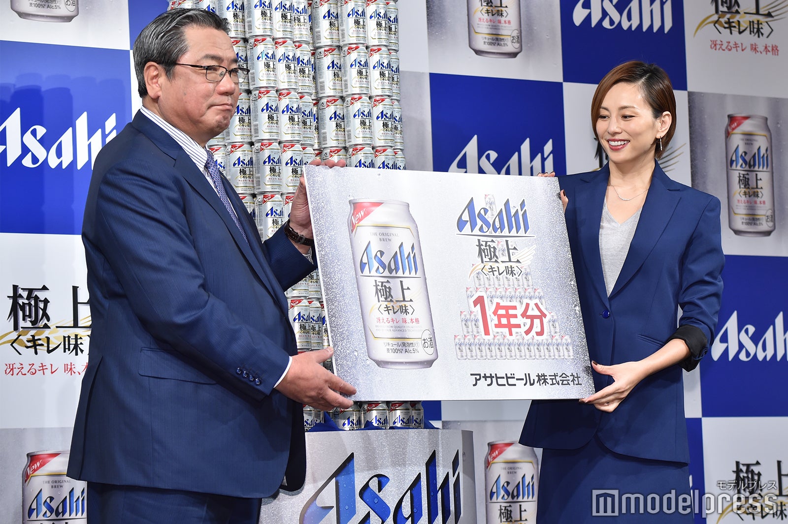 （右）米倉涼子（C）モデルプレス