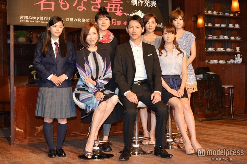 （前列左より）真矢みき、小泉孝太郎、深田恭子（後列左より）杉咲花、室井滋、国仲涼子、南沢奈央