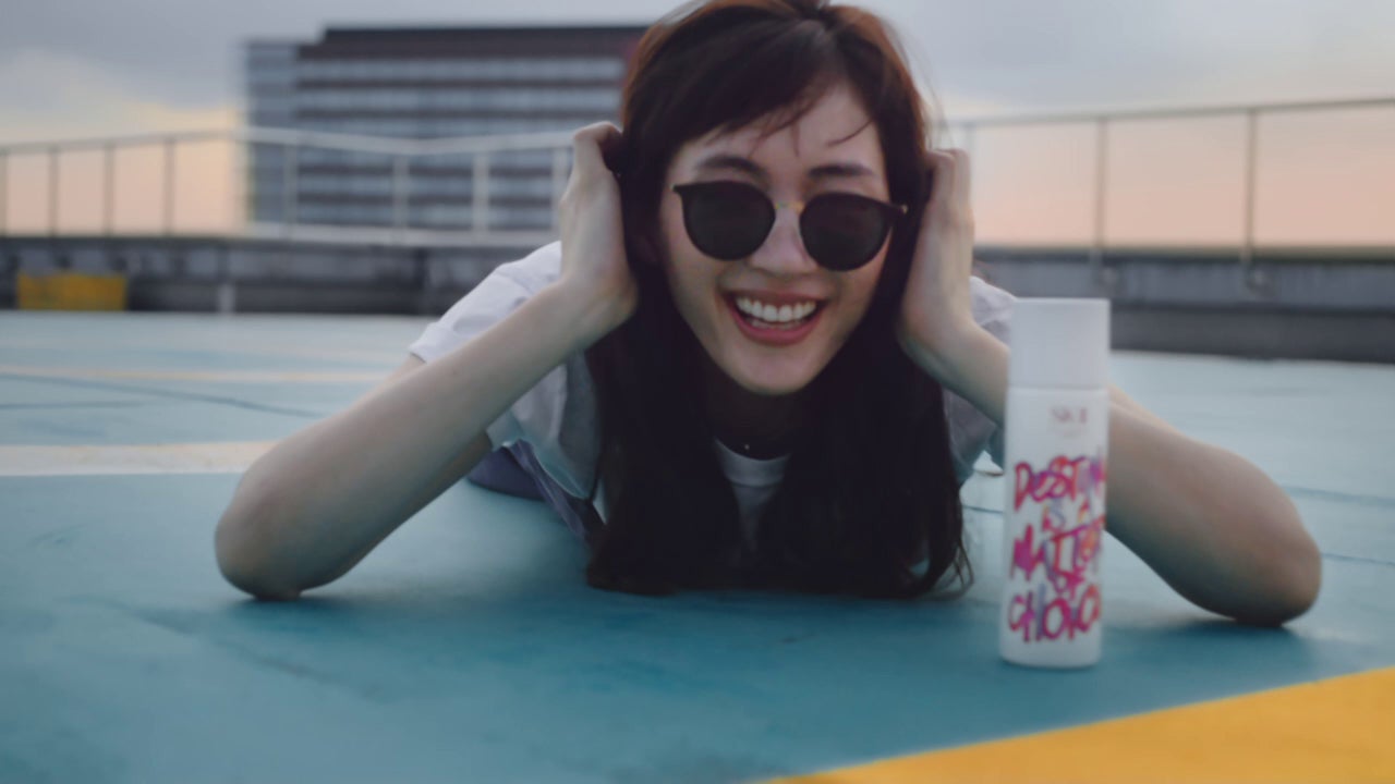 綾瀬はるか／動画「Your Statement. Your Bottle. ボトルに、あなたの誓いを。」より