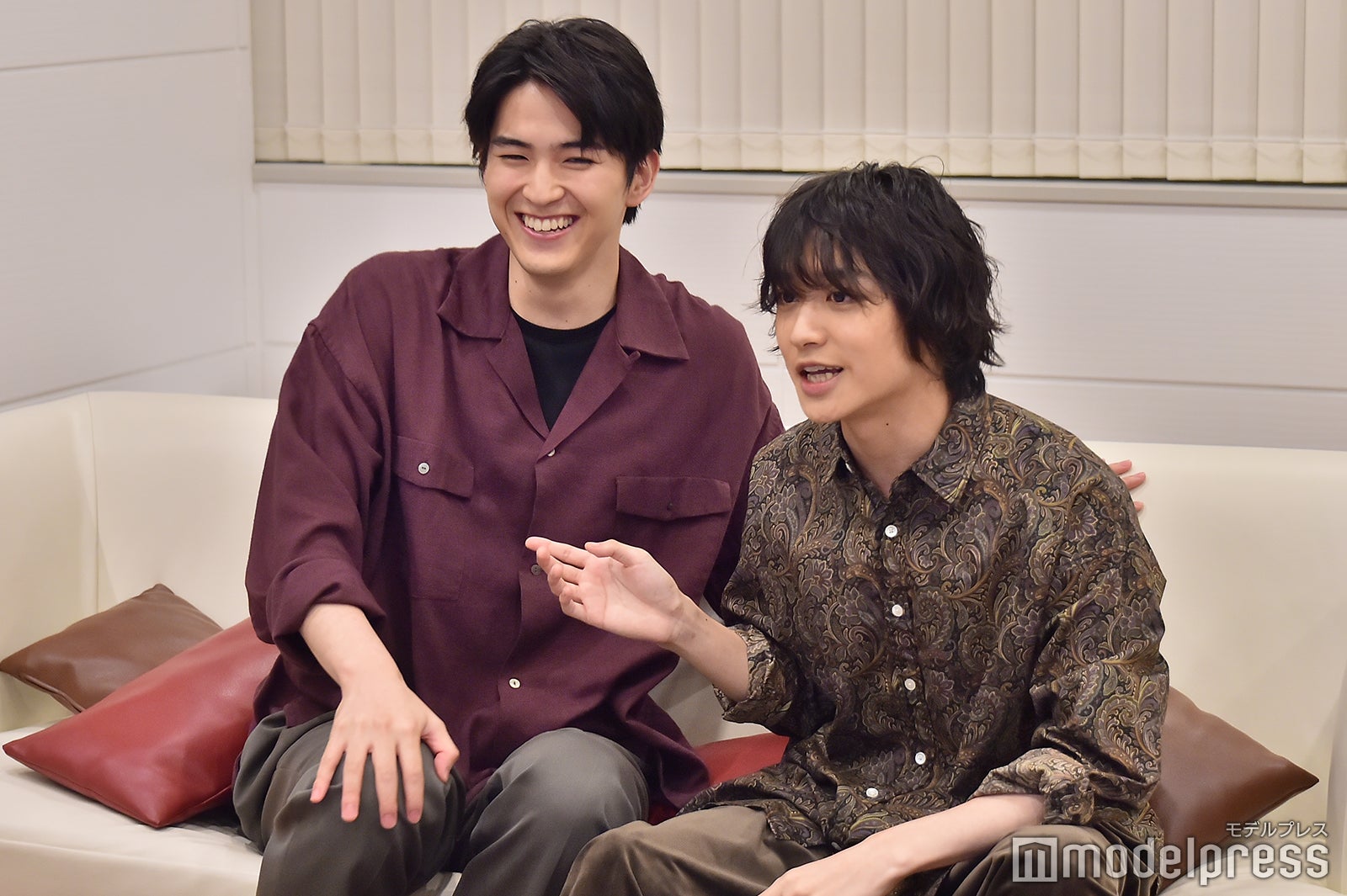 甲斐翔真（左）のもとに“助っ人”で登場した松岡広大（右）／（C）モデルプレス