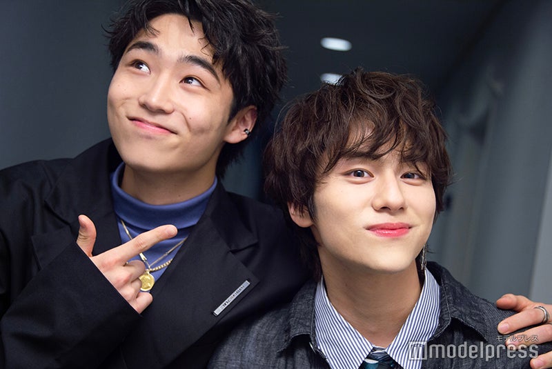 もう一度ゲストに八村を呼びたい山下幸輝と喜ぶ八村倫太郎（C）モデルプレス