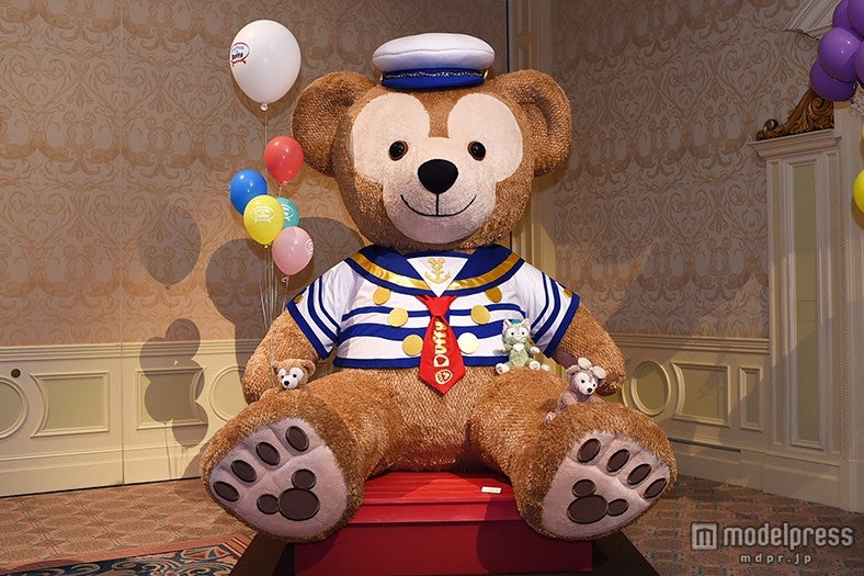 新しいイベントコスチュームを着た2.6m のダッフィー