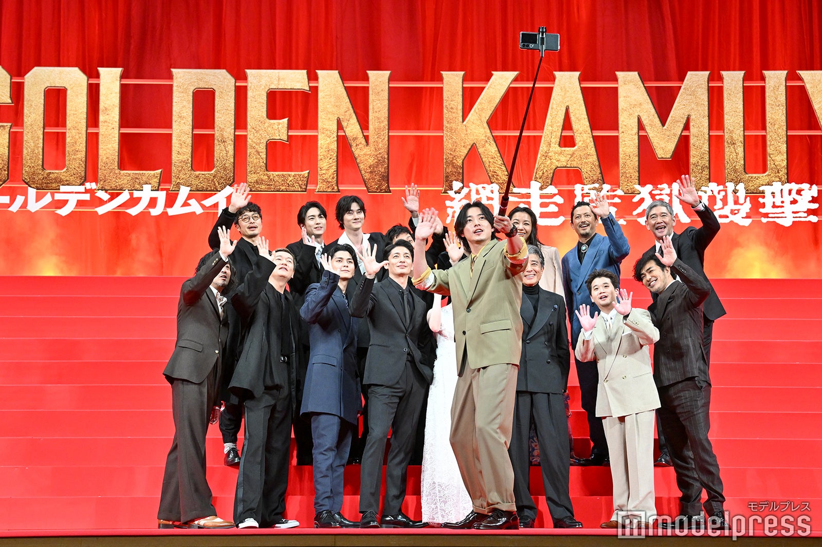 「ゴールデンカムイ 網走監獄襲撃編」完成披露舞台挨拶で自撮りをする山崎賢人ら（C）モデルプレス