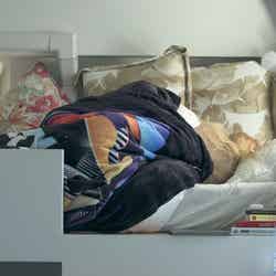 ベッドで1人泣くビビ「TERRACE HOUSE TOKYO 2019-2020」35th WEEK（C）フジテレビ／イースト・エンタテインメント