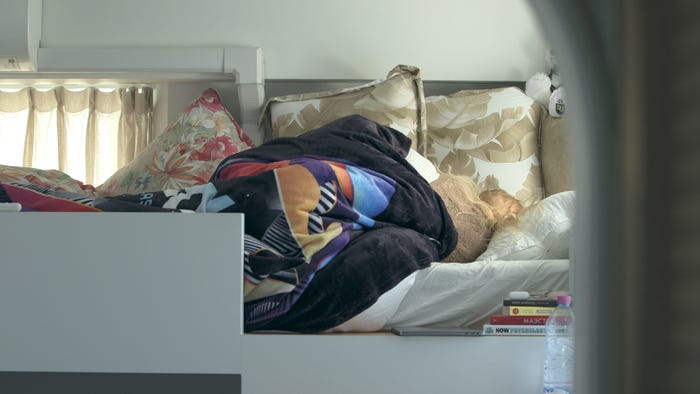 ベッドで1人泣くビビ「TERRACE HOUSE TOKYO 2019-2020」35th WEEK(C)フジテレビ/イースト・エンタテインメント