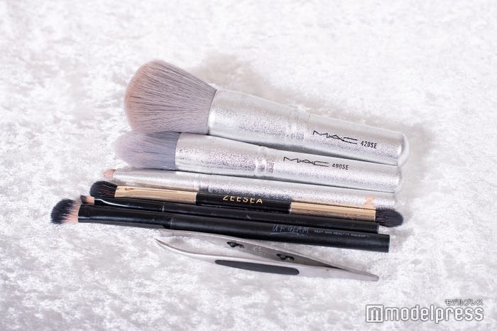 ツール(上から)M・A・C #420SE リュクス パウダー ブラシ(限定品)、M・A・C #490SE サーキュラー ファンデーション ブラシ(限定品)、M・A・C #505SE ブロウ グルーマー ブラシ(限定品)、ZEESEA/アイシャドウブラシ(付属品)、UR GLAM/アイブロウブラシ、UR GLAM/アイシャドウブラシA、貝印/HK-0425Bsオシャレ用毛抜き(C)モデルプレス