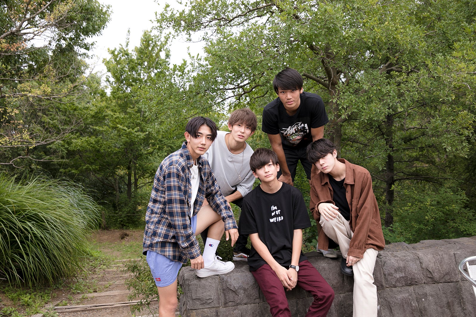 男子メンバー（左から時計回りに）きいた、鈴村梨公、近藤魁成、宇佐卓真、高橋文哉「太陽とオオカミくんには騙されない」（C）AbemaTV