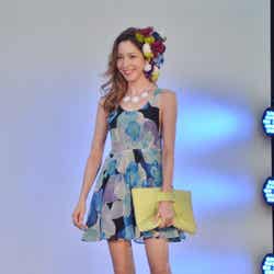 ミニワンピで美脚を披露した藤井リナ