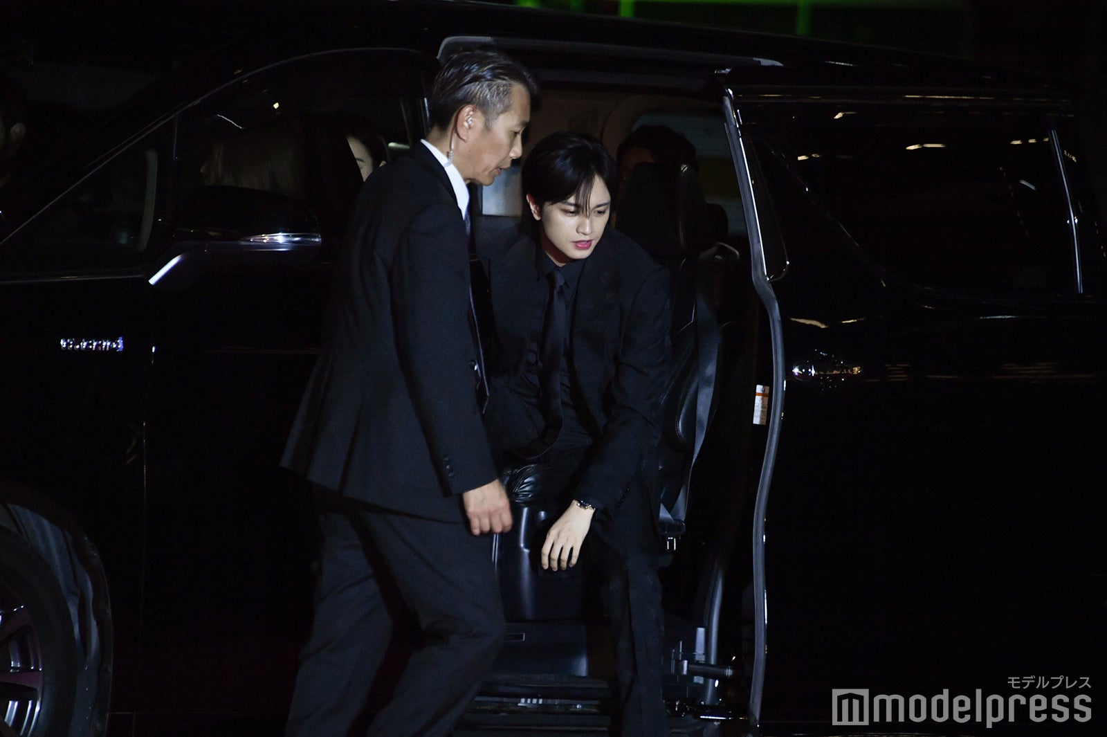 SPの誘導のもとレッドカーペットへ降り立つ中島健人（C）モデルプレス