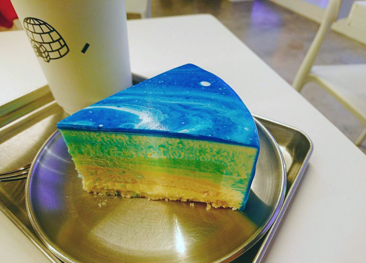 これぞインスタ映え！韓国「CAFE TAPE」の“宇宙ケーキ”のフォトジェニックさに夢中（提供画像）
