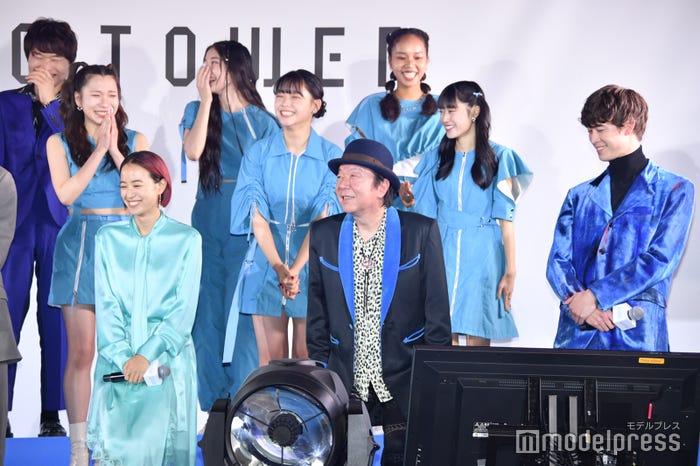 屈伸する古田新太と笑みがこぼれるLittle Glee Monsterらゲストたち(C)モデルプレス