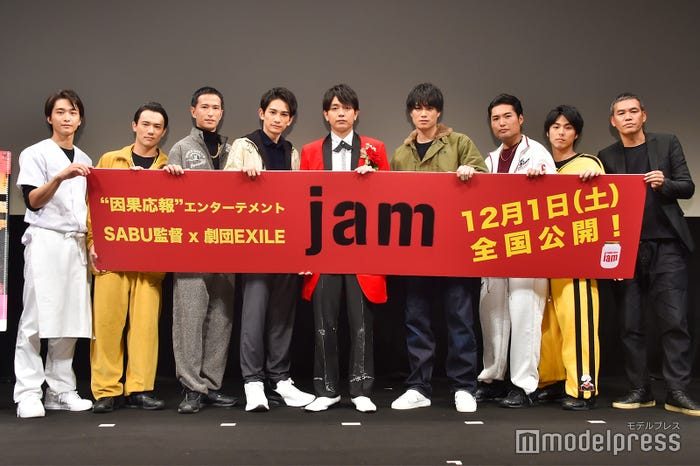 (左から)佐藤寛太、小澤雄太、秋山真太郎、町田啓太、青柳翔、鈴木伸之、八木将康、小野塚勇人、SABU監督(C)モデルプレス