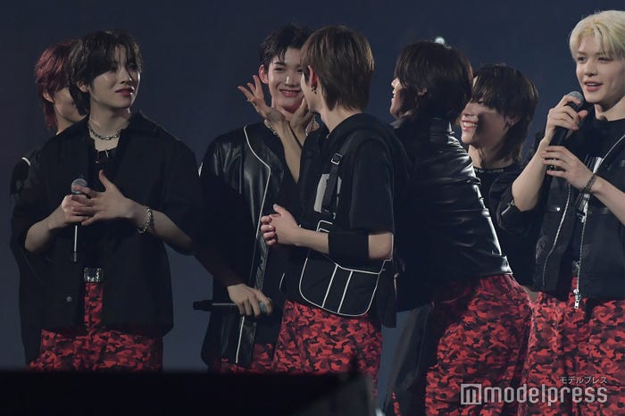 JOを可愛がるK/「BEAT AX」&TEAM(C)モデルプレス