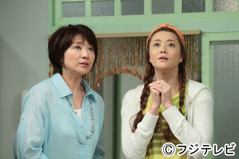 観月ありさ（右）と松下由樹（左）