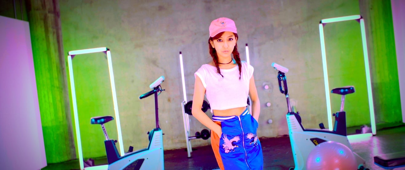 「OMG」のミュージックビデオより