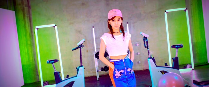 「OMG」のミュージックビデオより