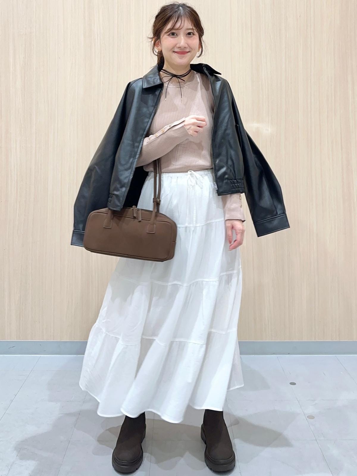 きれいめな着こなしに羽織ってミックスコーデに！　出典：StyleHint